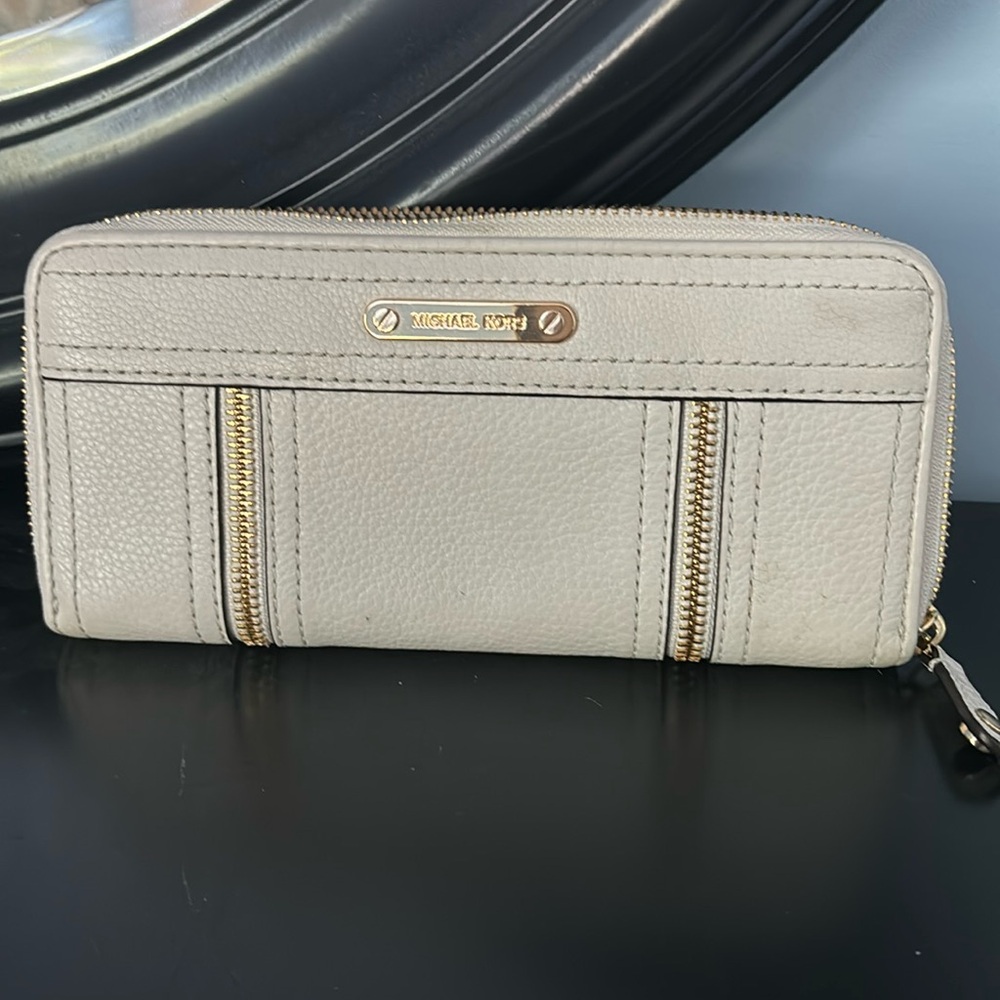 This wallet went with the white purse. Was used but just dirty now, wipe clean.